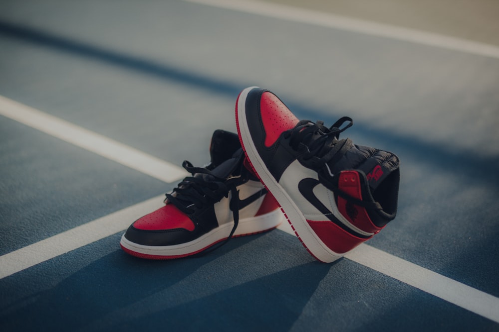 Off-White Tenis 'Out Of Office' en cuero blanco y negro